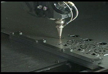 炭素鋼/Alumimum シート レーザーの打抜き機 CNC レーザー木カッター